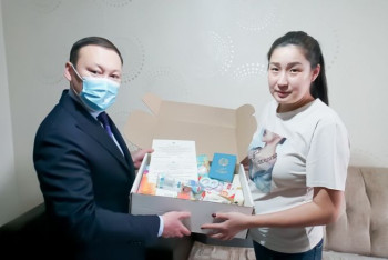 Роженицам вручили подарочные боксы "Сүйінші" в Акмолинской области