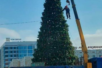 Фотография к новости: Подвешенный к крану рабочий украшал елку в Атырау