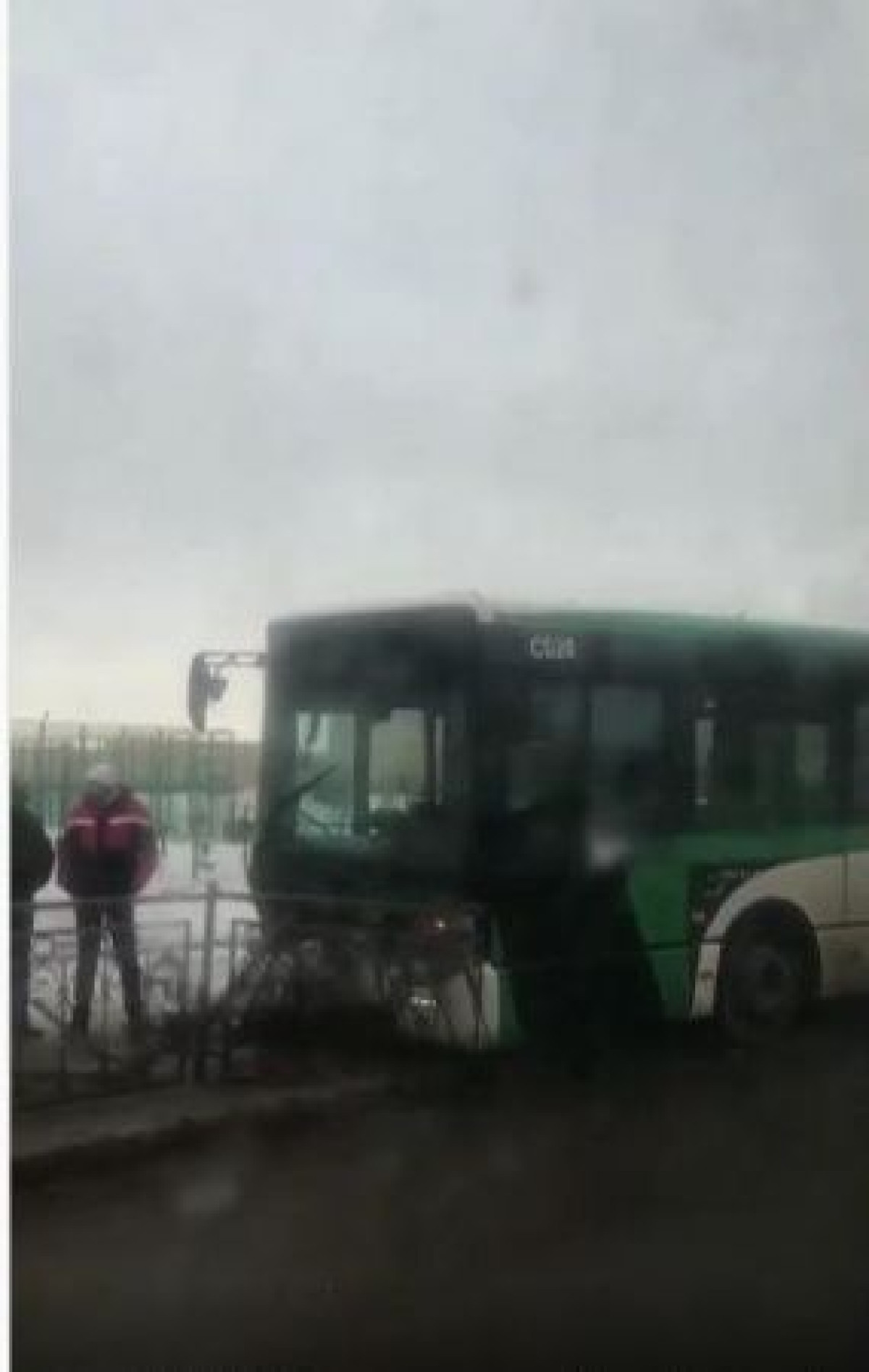 Автобус врезался в железное ограждение в Нур-Султане