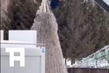 Фотография к новости: Рабочего привязали к крану для украшения елки в Нур-Султане