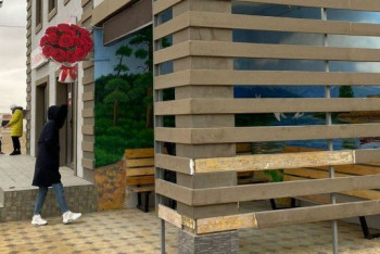 Фотография к новости: Художник расписал автобусную остановку в Мангистау