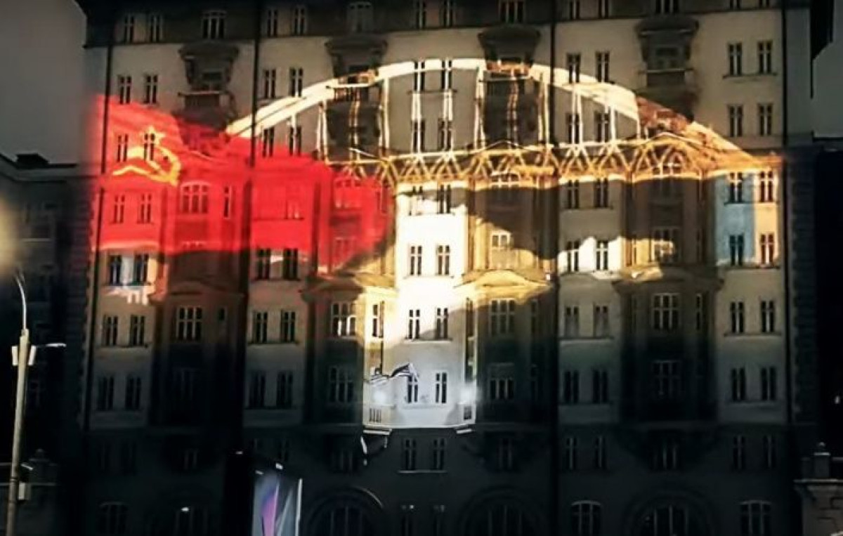 В Москве на здании посольства США ночью появился флаг СССР