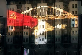 Фотография к новости: В Москве на здании посольства США ночью появился флаг СССР