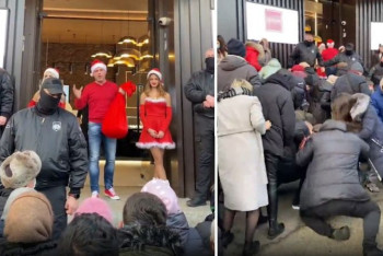 Фотография к новости: Директор ювелирной фабрики забросал толпу золотыми украшениями