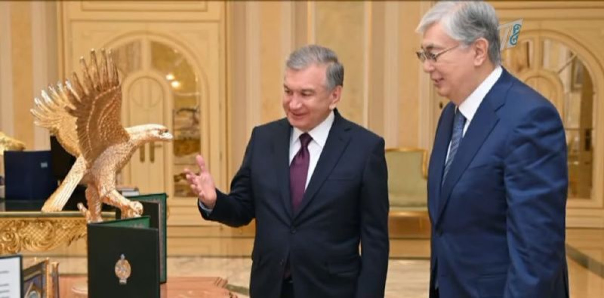 Теплый жакет, щенок, микроавтобус: что дарят Токаеву главы государств