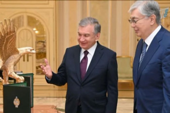 Фотография к новости: Теплый жакет, щенок, микроавтобус: что дарят Токаеву главы государств