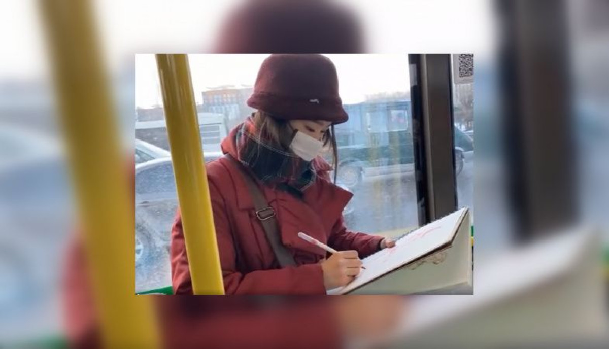 Молодая художница рисует людей в столичных автобусах