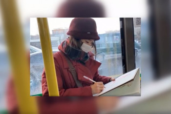 Фотография к новости: Молодая художница рисует людей в столичных автобусах