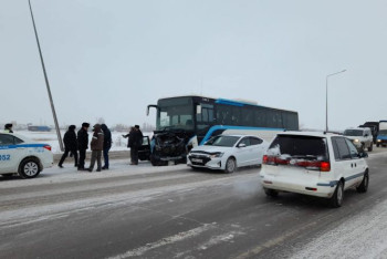 Фотография к новости: Автомобиль столкнулся с автобусом на трассе Караганда – Нур-Султан