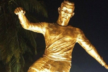 Фотография к новости: В Индии местные жители требуют снести статую Криштиану Роналду