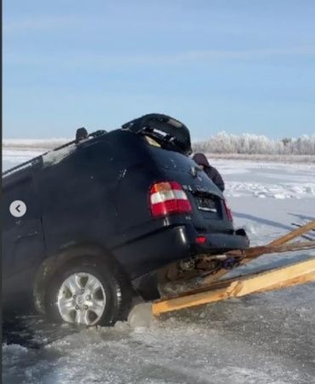 Land Cruiser провалился под лед в Актюбинской области