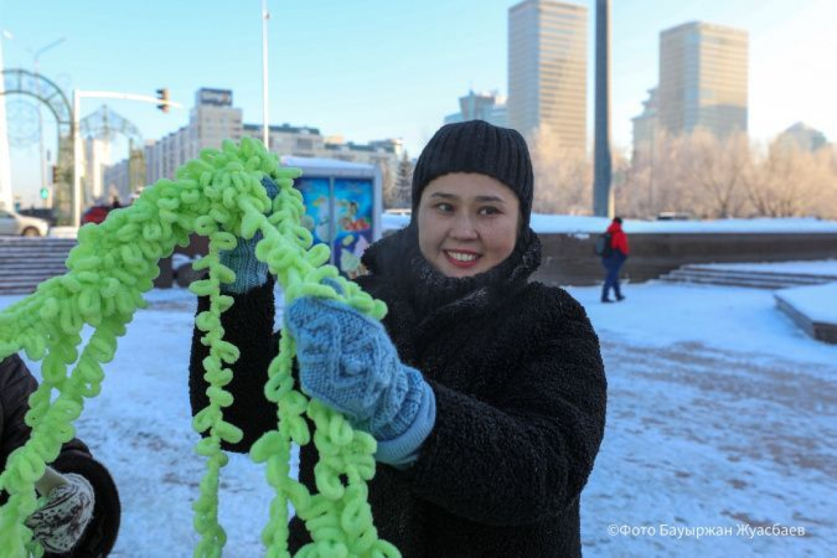 Связанную без спиц и крючка елку установили в Нур-Султане