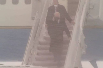 Фотография к новости: Байден едва не упал с трапа самолета из-за снежной пурги