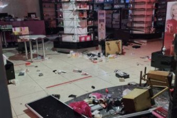 Фотография к новости: Мародеры в Алматы грабят бутики, ТРЦ и банки