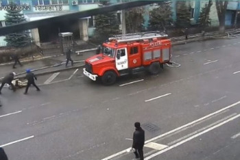 Фотография к новости: Погромщики избивали пожарных, когда те спасали людей из горящего здания в Алматы