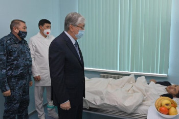 Фотография к новости: Токаев побеседовал с пострадавшими во время террористической атаки в Алматы