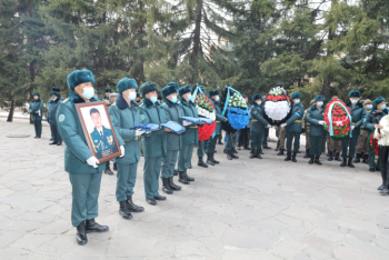 Фотография к новости: Церемония прощания с погибшим офицером Вооруженных сил РК прошла в Алматы