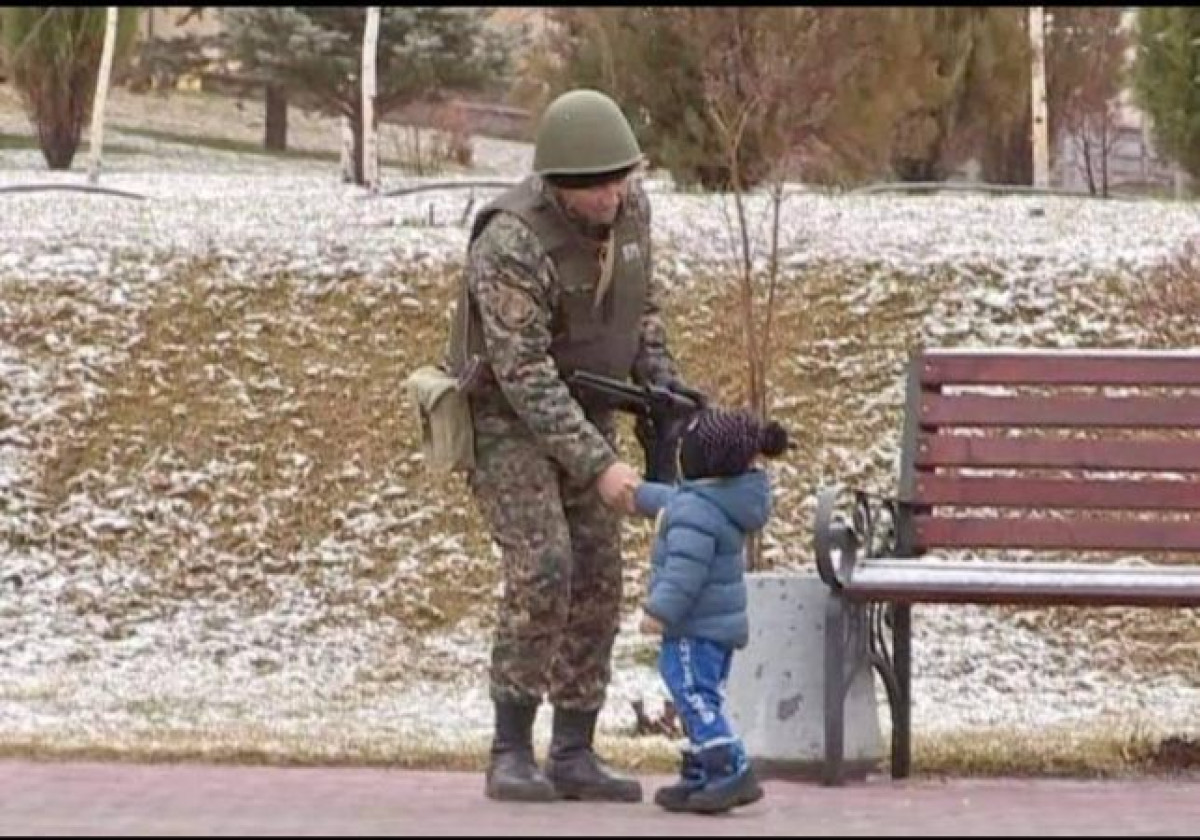 Маленький казахстанец пожал руку военному и умилил пользователей соцсетей