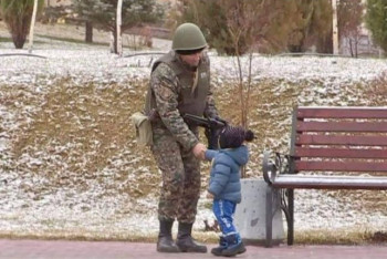 Фотография к новости: Маленький казахстанец пожал руку военному и умилил пользователей соцсетей