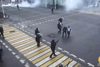 Фотография к новости: Кадры избиения полицейских показали в ДП Алматы