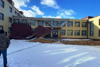 Фотография к новости: Ветер оставил без света жителей Атырау и сорвал крыши зданий