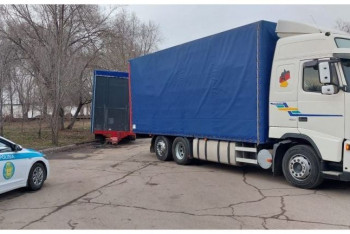 В Алматы прицеп, отцепившийся от фуры, наехал на четверых женщин, которые шли вдоль дороги