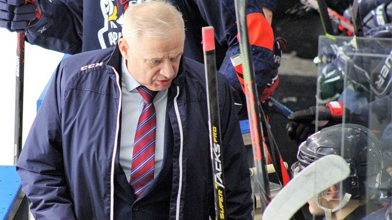 Фотография к новости: Экс-наставника "Алматы" уволили за удар хоккеиста ногой во время матча