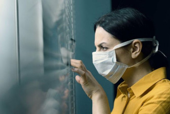 Фотография к новости: Высокая распространенность и низкая смертность: как проявляет себя штамм "омикрон"