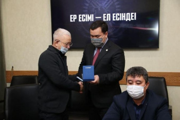 Фотография к новости: Родным погибших солдат Нацгвардии вручили награды в Караганде