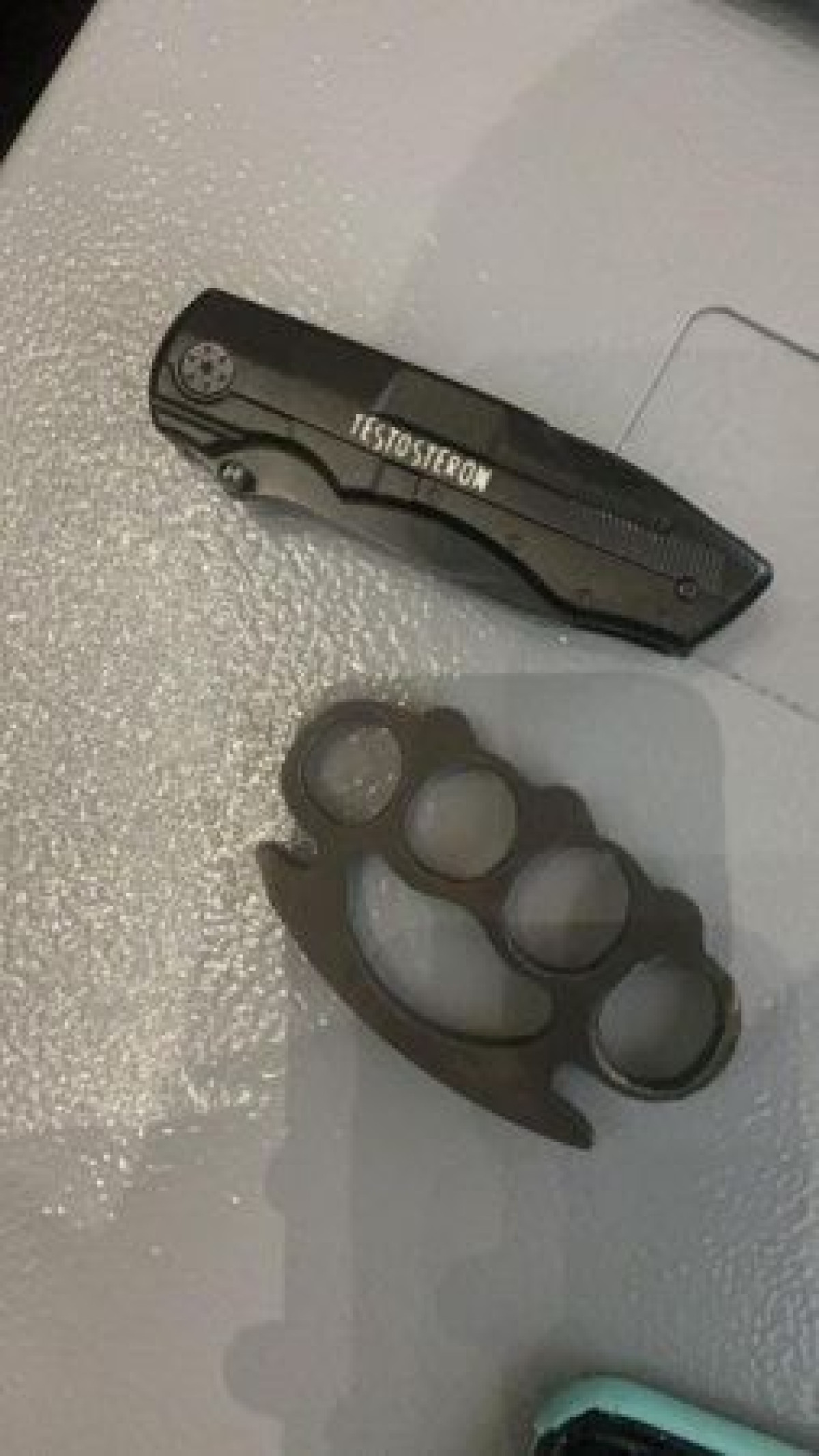 Два казахстанца хотели улететь в Россию с холодным оружием