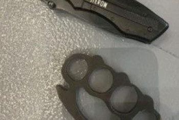 Фотография к новости: Два казахстанца хотели улететь в Россию с холодным оружием