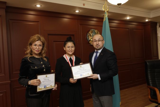 Фотография к новости: Абаев поздравил шахматистку Бибисару Асаубаеву с победой на чемпионате мира