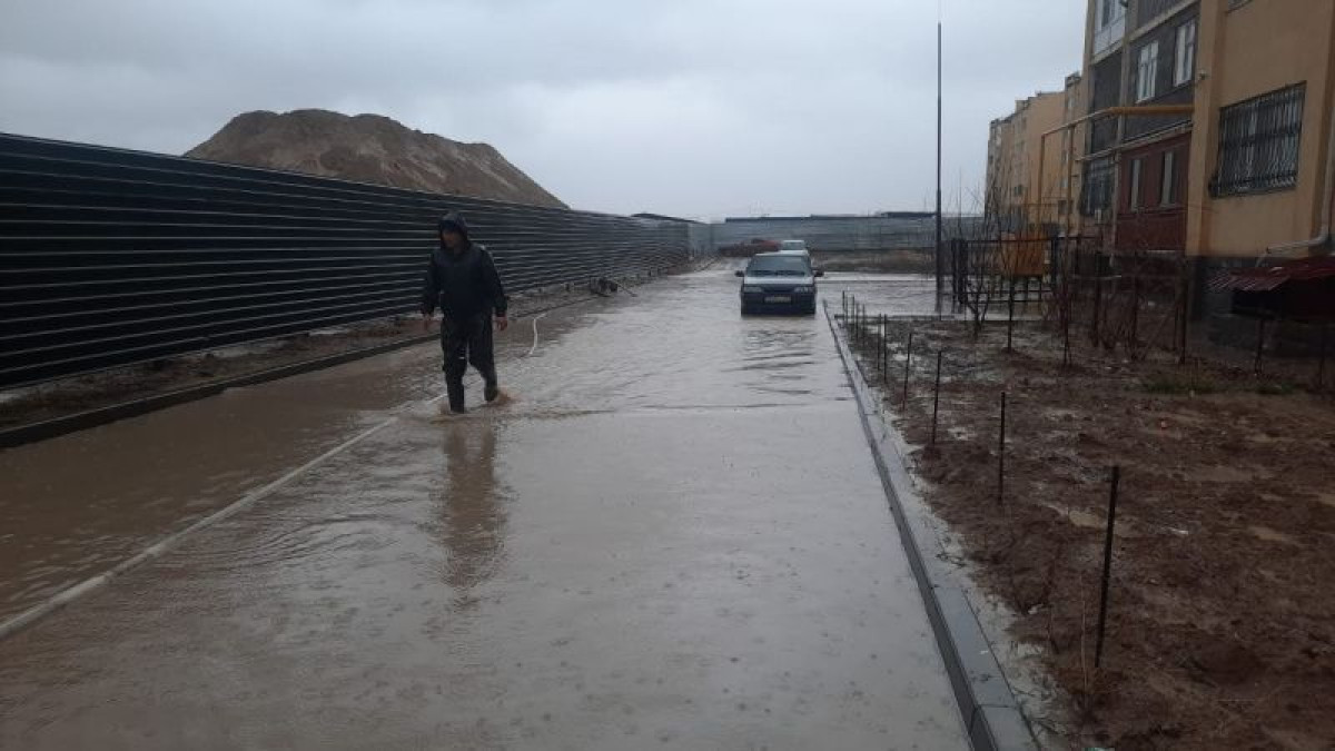 Шымкент залило дождем: спецтехника откачивает воду