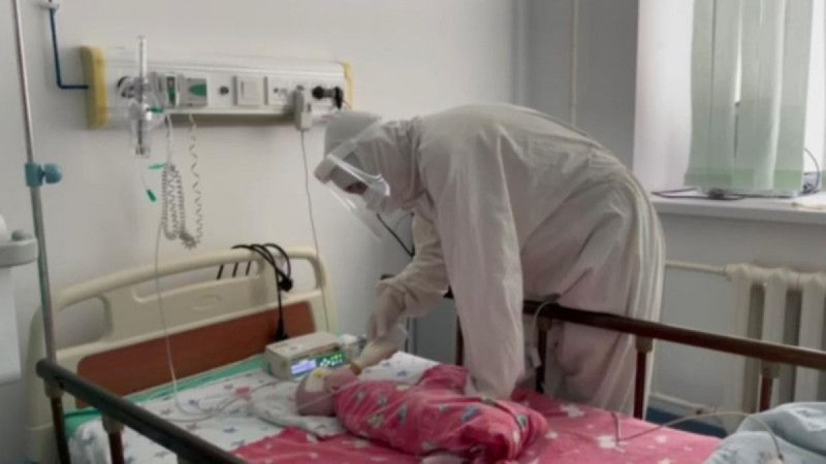 Кормят из бутылочки: кадры из ковидного центра с детьми показали столичные врачи