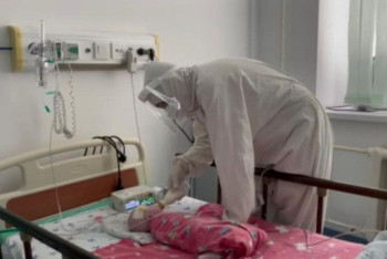 Фотография к новости: Кормят из бутылочки: кадры из ковидного центра с детьми показали столичные врачи