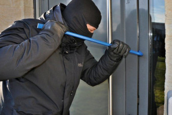 Фотография к новости: Мужчина залез в школу, чтобы забрать вещи, отнятые учительницей 40 лет назад