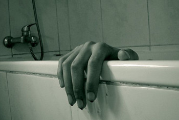 Фотография к новости: Девушку убило током в ванной из-за мобильного