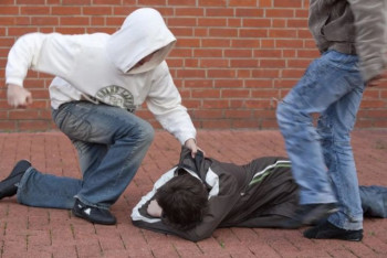 Фотография к новости: Парни с пистолетом напали на школьников в метро Алматы