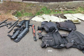 Фотография к новости: Спрятанные в канаве оружие и бронежилеты нашли в Таразе