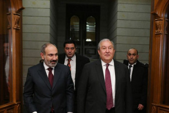 Фотография к новости: Армен Саркисян до объявления об отставке с поста президента звонил Николу Пашиняну