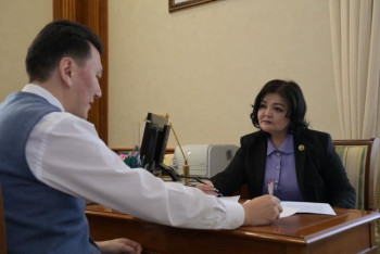 Фотография к новости: Ерлан Карин обсудил с адвокатом Айман Умаровой расследование январских событий