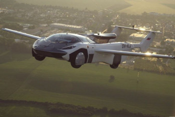 Фотография к новости: Летающий автомобиль AirCar сертифицировали в Словакии