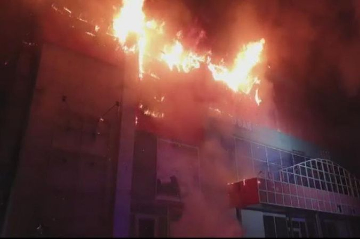 Сильный пожар потушили в центре Алматы