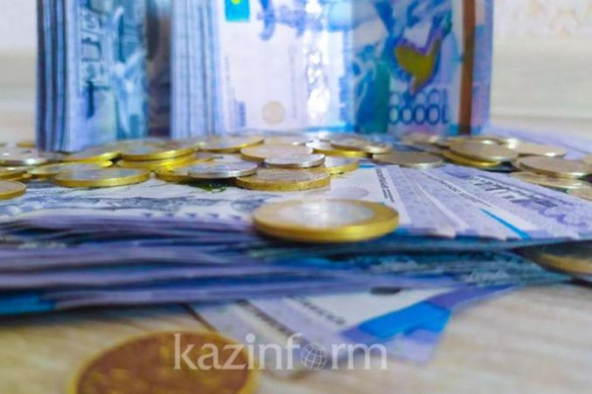 Средняя зарплата казахстанцев составила почти 270 тысяч тенге