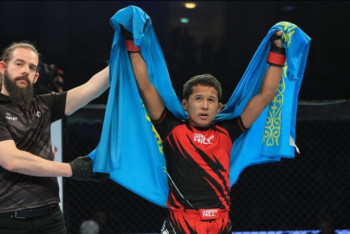 Фотография к новости: Казахстанский боец Багдат Жубаныш впервые в истории ММА стал трёхкратным чемпионом мира