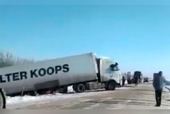 Фотография к новости: Фура с гражданами Узбекистана слетела в кювет в Павлодарской области