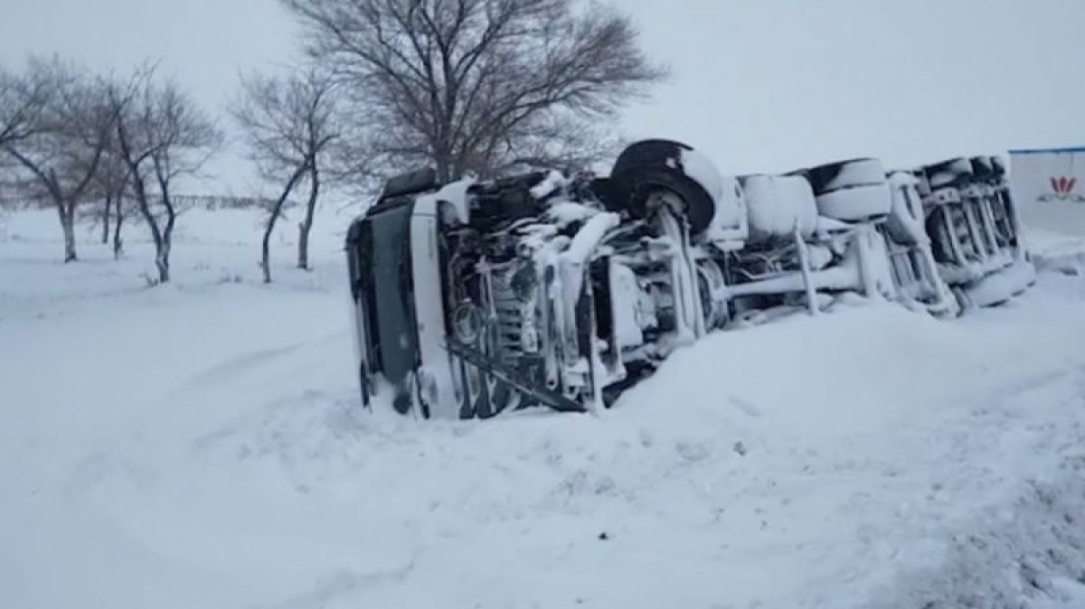Столкновение грузовика и легковушки унесло жизни пяти человек в Актюбинской области