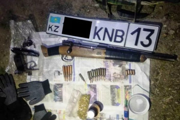 Фотография к новости: KNB 13 — казахстанский госномер нашли в тайнике с оружием в Кыргызстане