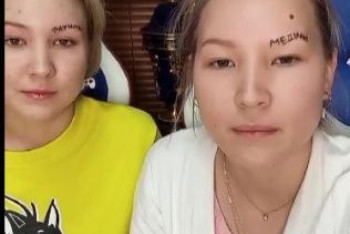 Фотография к новости: Казахстанские школьницы сбрили брови, требуя отменить удаленку