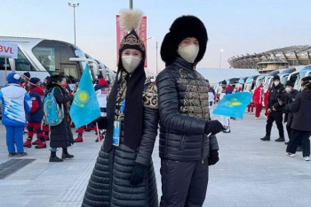 Фотография к новости: Церемония открытия ОИ-2022: знаменосцы Казахстана предстали в исторических образах